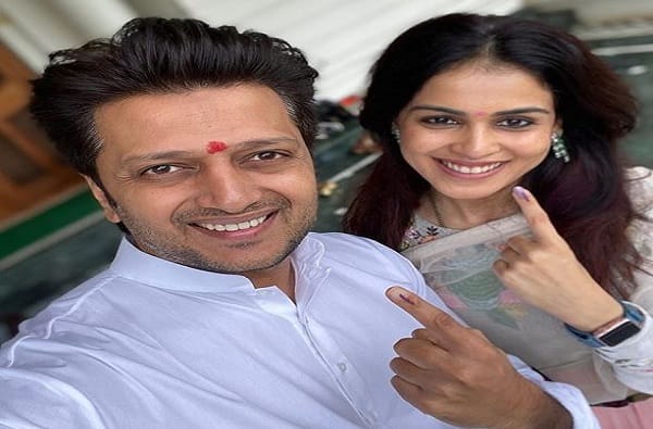 अभिनेता रितेश देशमुख आणि अभिनेत्री जेनेलिया देशमुख यांनी मतदानाचा हक्क बजावला.