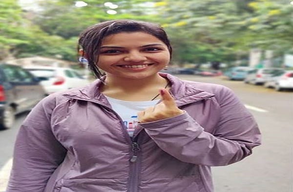 अभिनेत्री आणि गायक आर्या आंबेकरने मतदानाचा हक्क बजावला.