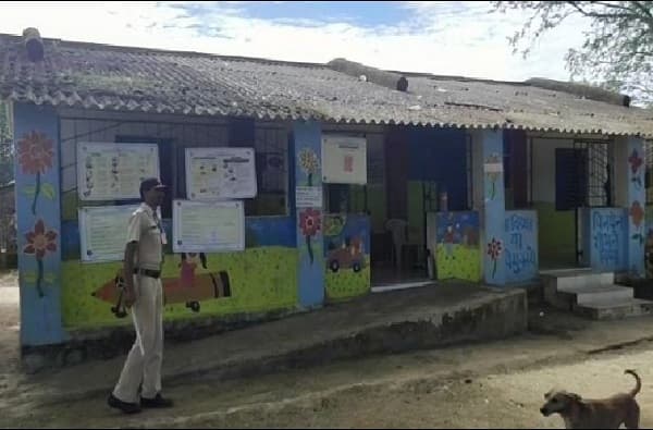 पालघरमधील मतदानकेंद्रावर मतदारांचा बहिष्कार, चार तासात केवळ दोघांचं मतदान