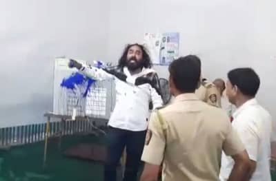 फासावर दिलं तरी चालेल, ईव्हीएमवर शाई फेकून आरपीआय कार्यकर्त्याचा एल्गार