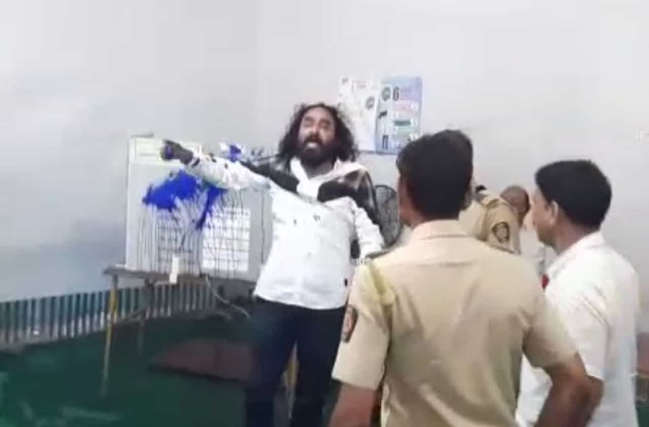 फासावर दिलं तरी चालेल, ईव्हीएमवर शाई फेकून आरपीआय कार्यकर्त्याचा एल्गार