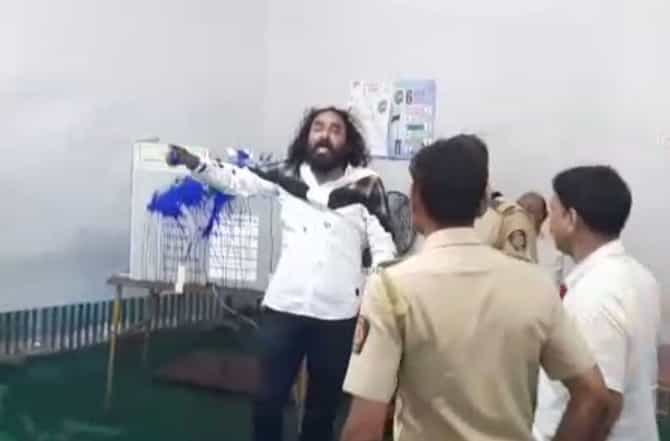 फासावर दिलं तरी चालेल, ईव्हीएमवर शाई फेकून आरपीआय कार्यकर्त्याचा एल्गार