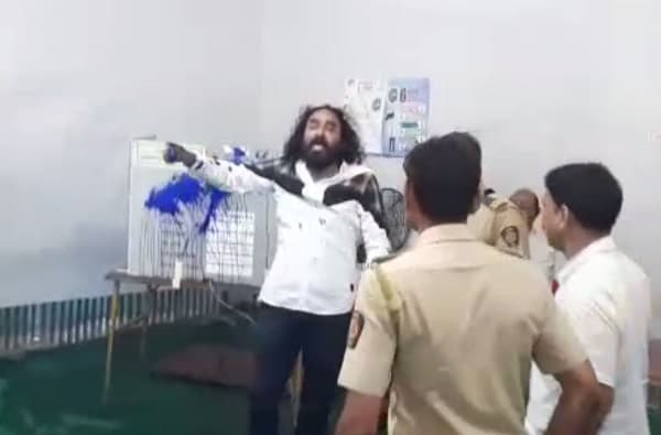 फासावर दिलं तरी चालेल, ईव्हीएमवर शाई फेकून आरपीआय कार्यकर्त्याचा एल्गार