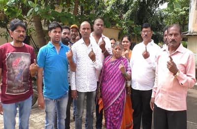 मतदानाच्या आधी वडिलांचे निधन, अस्थी घेऊन 7 मुलं मतदानाला