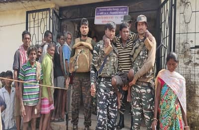 दोन्ही पायाने अपंग, मतदानासाठी नदी पोहून पार, राज्यातील सर्वात आदर्श मतदार!