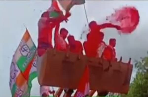 धनंजय मुंडे आघाडीवर, जेसीबीच्या फाळक्यावर बसून कार्यकर्त्यांचा जल्लोष