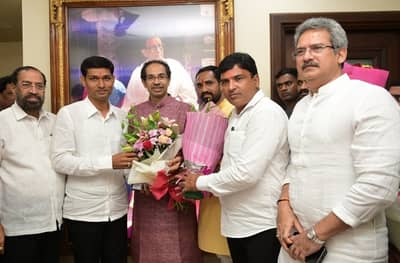 अपक्ष आमदारांसाठी भाजप-शिवसेनेत रस्सीखेच, 2 अपक्ष आमदार मातोश्रीवर