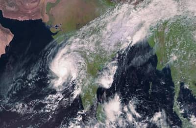 कोकण किनारपट्टीला क्यार चक्रीवादळाचा धोका, नागरिकांना सतर्कतेचा इशारा