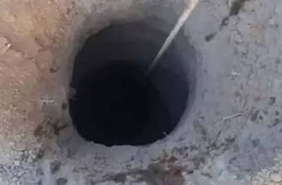 खेळता खेळता दोन वर्षाचा मुलगा 35 फूट बोअरवेलमध्ये पडला