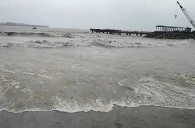 कोकणाला क्यारचा तडाखा, किनारपट्टीवर वेगवान वाऱ्यासह पावसाच्या धारा