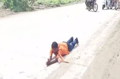 सोलापुरात नेत्याच्या विजयासाठी नवस, कार्यकर्त्याचा 18 किलोमीटर दंडवत