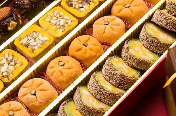 दिवाळीत गोड पदार्थ खाऊनही वजन नियंत्रणात ठेवण्यासाठी टिप्स