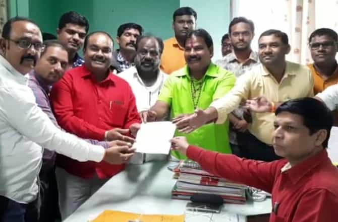 निवडणुकीतील विजयानंतर सत्कार नाकारला, नुकसान पाहणीसाठी आमदार शेतकऱ्यांच्या बांधावर