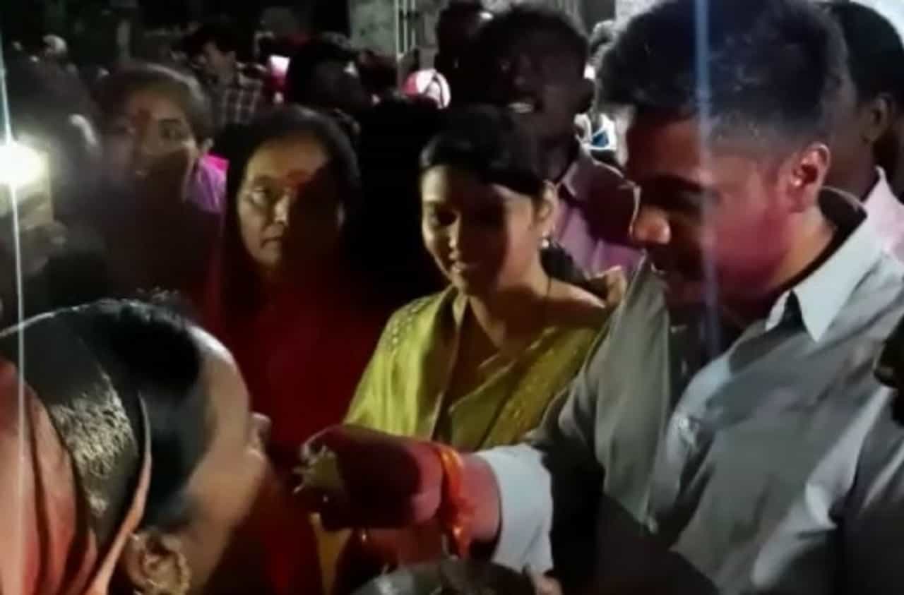 रोहित पवारांच्या विजयासाठी महिलेचा महिनाभर उपवास, रोहित पवारांनी स्वत: भरवला घास