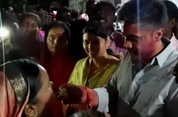 रोहित पवारांच्या विजयासाठी महिलेचा महिनाभर उपवास, रोहित पवारांनी स्वत: भरवला घास