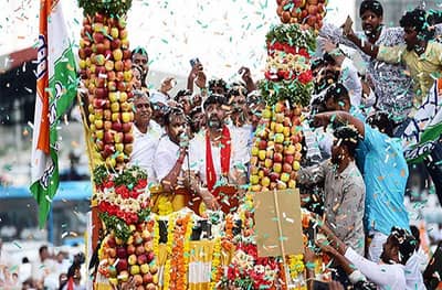 तुरुंगातून बाहेर आलेल्या काँग्रेस नेत्याचं जंगी स्वागत, फळांचा भव्य हार उचलण्यासाठी क्रेन