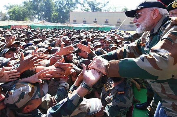पंतप्रधान नरेंद्र मोदी यांनी नेहमीप्रमाणे यावर्षीही दिवाळी सैनिकांसोबत साजरी केली. जम्मू-काश्मीरच्या रोजौरी येथे भारतीय लष्कराच्या जवानांसोबत त्यांनी दिवाळी सण साजरा केला. 