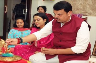 सत्तास्थापनेकडे मुख्यमंत्र्यांच्या लेकीचंही लक्ष, चिमुकलीचा आईला प्रश्न, अजून आपल्याला  किती जागा हव्या?