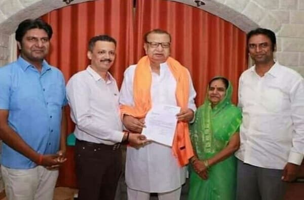 शिवसेनेचं संख्याबळ 61 वर, मिलिंद नार्वेकरांसोबत अपक्ष आमदार विशेष विमानाने मुंबईत!