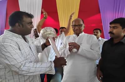 पवारच खरे पैलवान, कार्यकर्त्यांकडून शरद पवारांना चांदीची गदा भेट