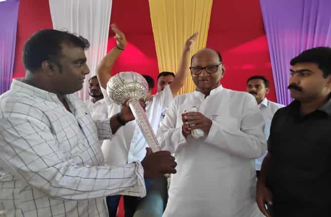 पवारच खरे पैलवान, कार्यकर्त्यांकडून शरद पवारांना चांदीची गदा भेट