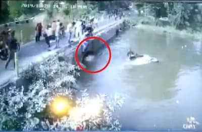 कार पाण्यात पडताच चालकाने बाळाला बाहेर फेकलं, पण बाळ पाण्यातच पडलं