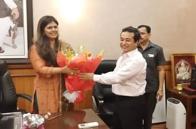 भाजपचे तरुण आमदार म्हणून निवडून आला आहात, भेटीला आलेल्या नितेश राणेंचं पंकजांकडून कौतुक