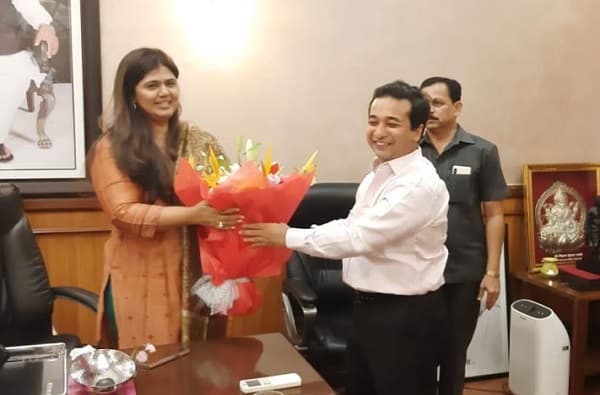 भाजपचे तरुण आमदार म्हणून निवडून आला आहात, भेटीला आलेल्या नितेश राणेंचं पंकजांकडून कौतुक