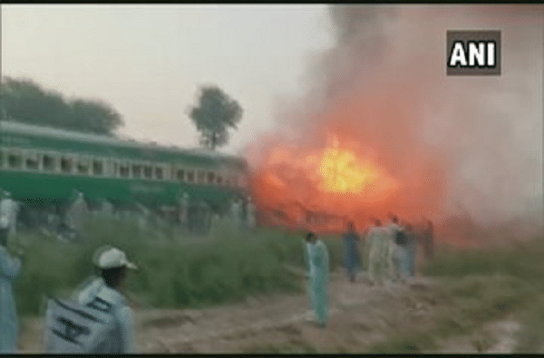 पाकिस्तानमध्ये रेल्वेत भीषण स्फोट, 65 प्रवाशांचा मृत्यू, अनेकांच्या धावत्या रेल्वेतून उड्या