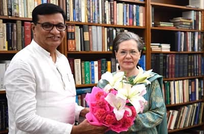 काँग्रेस नेत्यांची दिल्लीत खलबतं, सोनियांच्या खास माणसाला भेटून महाराष्ट्रातील रणनीती ठरली?