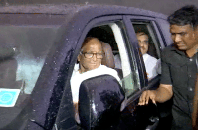 शेतकऱ्यांच्या अडचणी समजून घेण्यासाठी शरद पवार पुन्हा पावसात