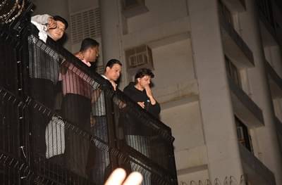 Shahrukh khan birthday : शुभेच्छा देण्यासाठी हजारो चाहत्यांची शाहरुखच्या बंगल्याबाहरे गर्दी
