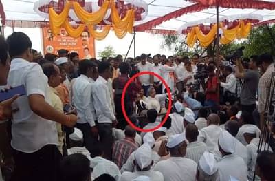 सरकार आल्यास सातबारा कोरा, शेतकऱ्यांसोबत जमिनीवर बसून उद्धव ठाकरेंचा शब्द