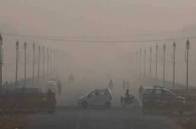 दिल्लीत प्रदूषणाने हाहा:कार, धुरक्यामुळे रस्ताही दिसेनासा