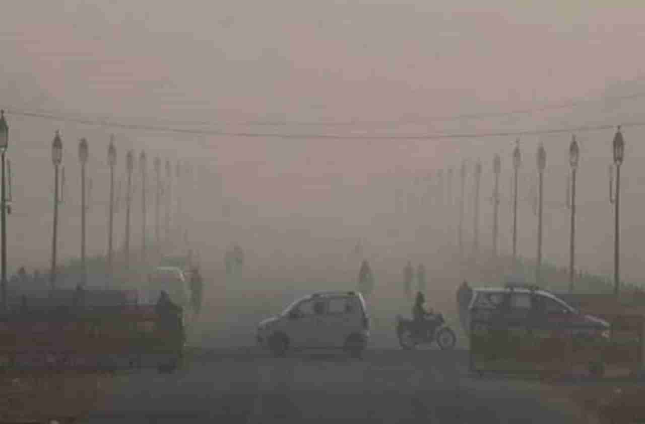दिल्लीत प्रदूषणाने हाहा:कार, धुरक्यामुळे रस्ताही दिसेनासा