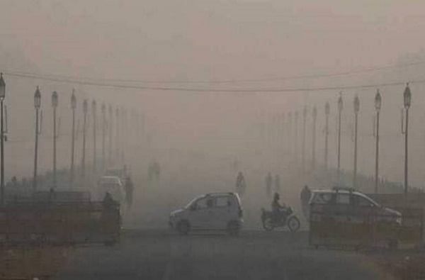 दिल्लीत प्रदूषणाने हाहा:कार, धुरक्यामुळे रस्ताही दिसेनासा