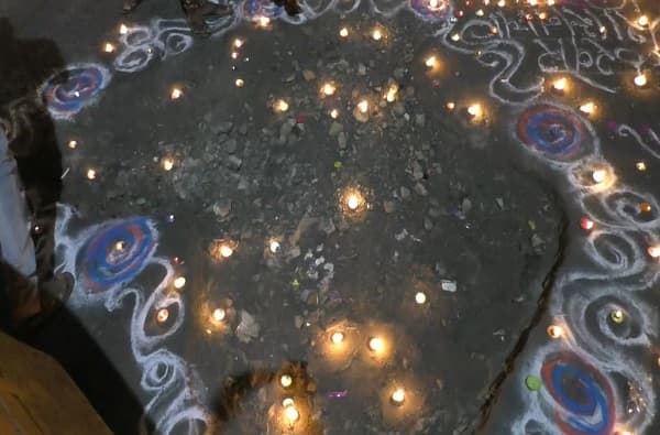 खड्ड्यात पाठ, पाठाभोवती दिवे, मनसेचं अनोखं दिवाळी आणि भाऊबीज सेलिब्रेशन