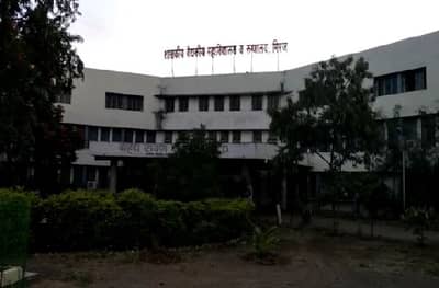 रुग्णालयानेच रुग्णांना रस्त्यावर फेकलं, एकाचा मृत्यू