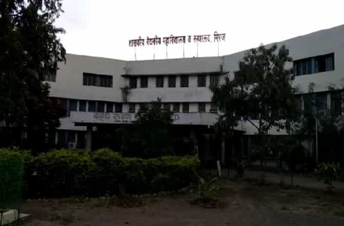 रुग्णालयानेच रुग्णांना रस्त्यावर फेकलं, एकाचा मृत्यू