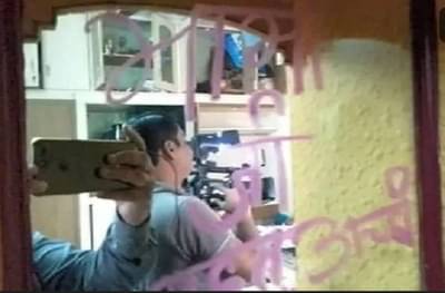 चोरांनी लिपस्टिकने आरशावर लिहिलं वहिनी खूप चांगली आहे