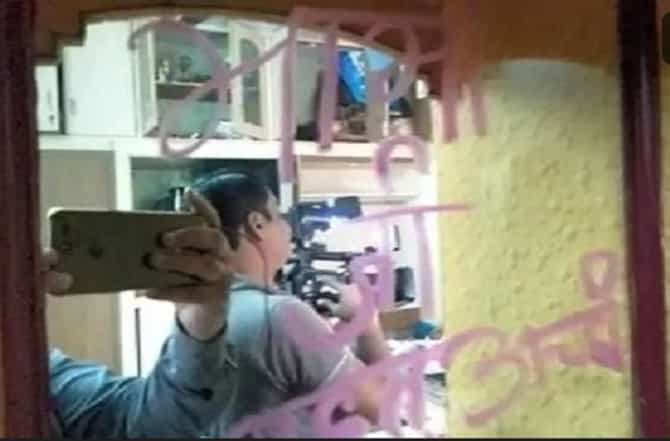 चोरांनी लिपस्टिकने आरशावर लिहिलं वहिनी खूप चांगली आहे