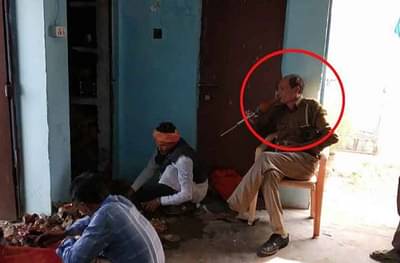 जेव्हा सापाला पकडण्यासाठी पोलीस गारुडी होतात...