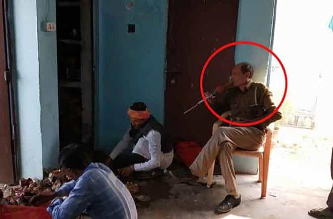 जेव्हा सापाला पकडण्यासाठी पोलीस गारुडी होतात...