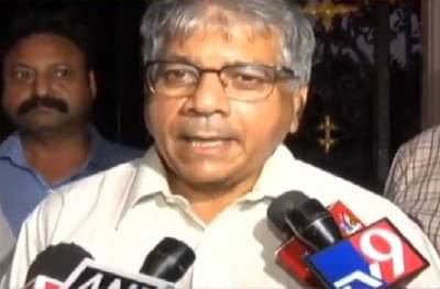 प्रकाश आंबेडकर राज्यपालांच्या भेटीला, राष्ट्रपती शासन टाळण्यासाठी हा पर्याय सुचवला