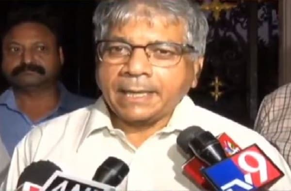 प्रकाश आंबेडकर राज्यपालांच्या भेटीला, राष्ट्रपती शासन टाळण्यासाठी हा पर्याय सुचवला