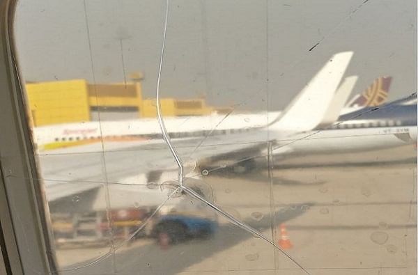 स्पाइसजेट विमानाच्या काचेला तडा, सेलोटेप चिकटवलेला फोटो व्हायरल