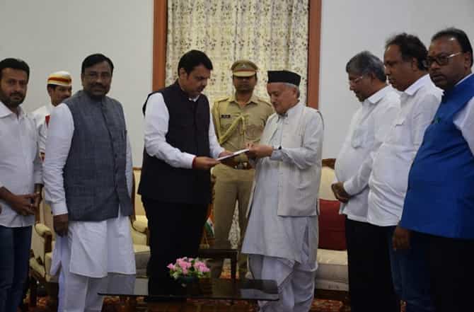 5 वर्ष 8 दिवस मुख्यमंत्रिपद भूषवून देवेंद्र फडणवीस यांचा राजीनामा