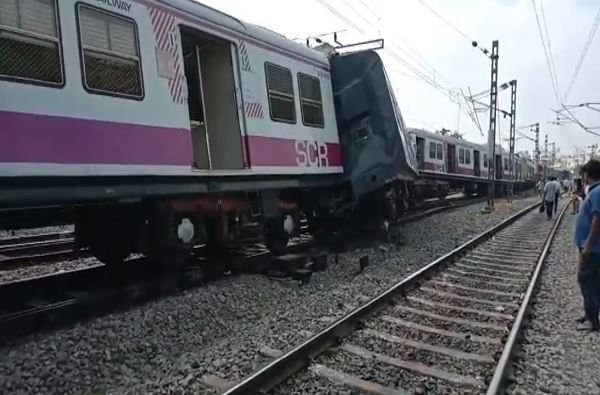 दोन ट्रेन एकमेकांवर धडकल्या, 30 प्रवासी जखमी
