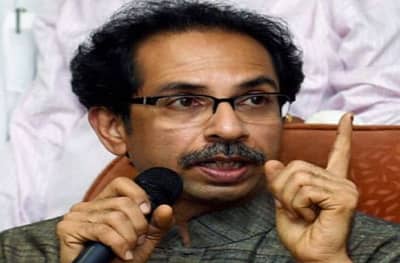 बाळासाहेबांना तुम्ही वचन दिलं, पवार-सोनियांनी नाही, भाजपचा टोला