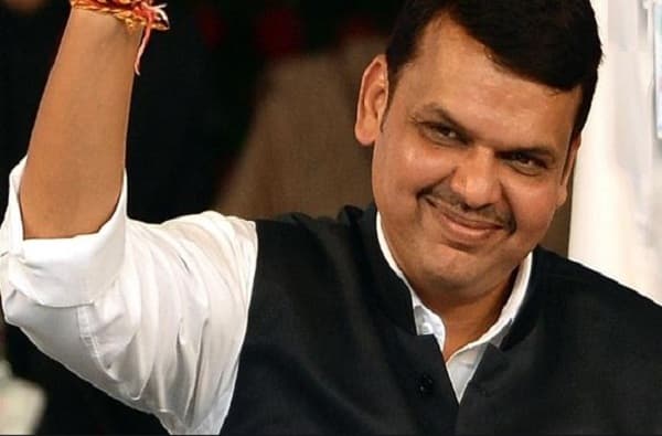 मुख्यमंत्री हटवलं, देवेंद्र फडणवीसांची ट्विटरवर नवी ओळख!
